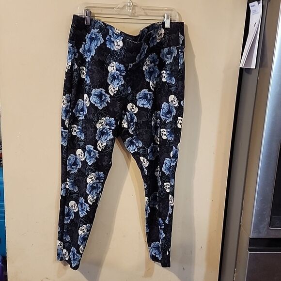 Torrid pixie pants Size 2 skulls 💀 ☠️ - Picture 1 of 4